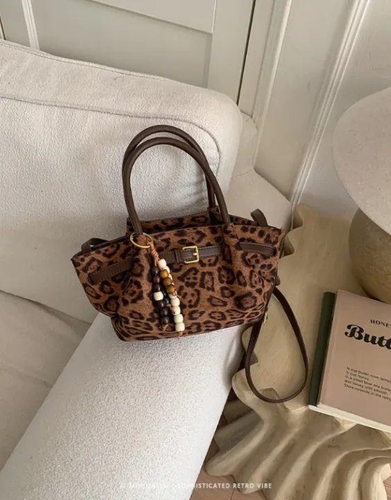 Pebbles%20Nepal%20%7C%20Classic%2090s%20Minimalist%20Shoulder%20Bag%20%7C%20Aesthetic%20Small%20Side%20Bag%20with%20Silk%20Scarf%20&%20Plushie%20Charm%20%7C%20Retro%20Baguette%20Handbag%20for%20Women%20-%20Image%2010