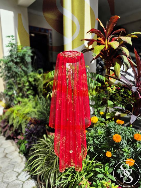 Elegant%20Red%20Bridal%20Ghumto%20for%20Wedding%20/%20Traditional%20Bride%20Veil%20Dupatta%20for%20Marriage%20Ceremony,%20Engagement,%20Reception%20&%20Cultural%20Celebrations%20-%20Image%204