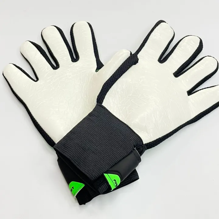Premium%20Quality%20Kids%20Football%20Goalkeeper%20Gloves%20-%20Image%205