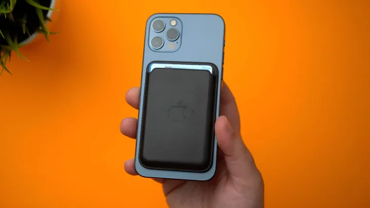 iPhone%20Magnetic%20Leather%20Wallet%20with%20MagSafe%20And%20Notification%20Super%20Fine%20Quality%20-%20Image%205
