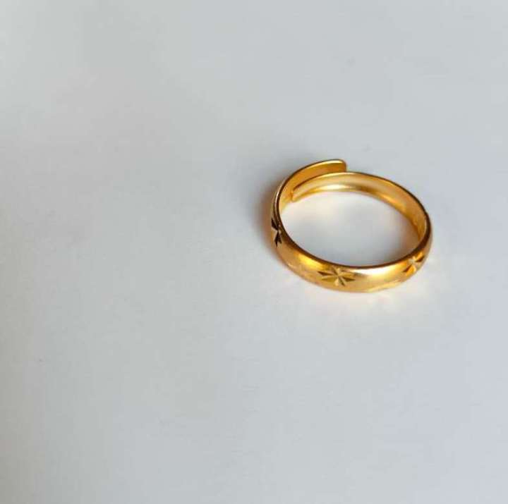 Adjustable%20Size%202%20Gram%2024K%20Gold%20Plated%20Plane%20Berwa%20Ring%20For%20Unisex%20(Looks%20Like%20Original%20Gold%20Others%20cannot%20distinguish%20that%20it%20is%20fake%20-%20%E0%A4%AC%E0%A4%BF%E0%A4%B9%E0%A5%87%20%E0%A4%AA%E0%A4%BE%E0%A4%B0%E0%A5%8D%E0%A4%9F%E0%A5%80%20%E0%A4%86%E0%A4%A6%E0%A5%80%20%E0%A4%95%E0%A4%BE%E0%A4%B0%E0%A5%8D%E0%A4%AF%E0%A4%95%E0%A5%8D%E0%A4%B0%E0%A4%AE%20%E0%A4%AE%E0%A4%BE%20%E0%A4%A8%E0%A4%BF%E0%A4%B0%E0%A5%8D%E0%A4%A7%E0%A4%95%E0%A5%8D%E0%A4%95%20%E0%A4%B2%E0%A4%97%E0%A4%BE%E0%A4%89%E0%A4%A8%E0%A5%81%E0%A4%B9%E0%A5%8B%E0%A4%B8%20%E0%A4%85%E0%A4%B0%E0%A5%81%E0%A4%B2%E0%A5%87%20%E0%A4%A8%E0%A4%95%E0%A5%8D%E0%A4%95%E0%A4%B2%E0%A5%80%20%E0%A4%B9%E0%A5%8B%20%E0%A4%AD%E0%A4%A8%E0%A5%87%E0%A4%B0%20%E0%A4%9B%E0%A5%81%E0%A4%9F%E0%A5%8D%E0%A4%AF%E0%A4%BE%E0%A4%89%E0%A4%A8%20%E0%A4%B8%E0%A4%95%E0%A5%8D%E0%A4%A6%E0%A5%88%E0%A4%A8%20)%20-%20Image%205