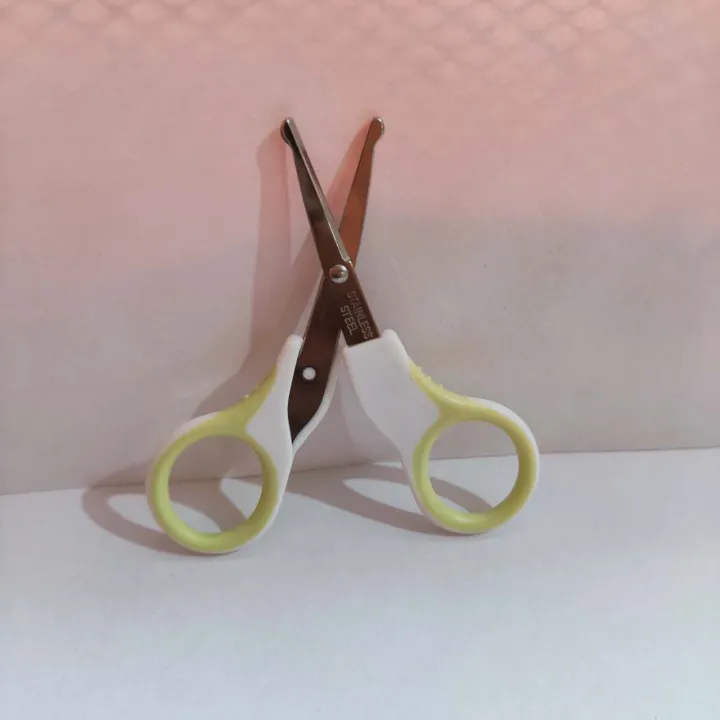 Nose%20Hair%20Cutting%20Scissors%20For%20Unisex%20-%204%20Inch%20-%20Small%20Scissors%20For%20Nasal%20Hair%20Remover%20-%20Image%203