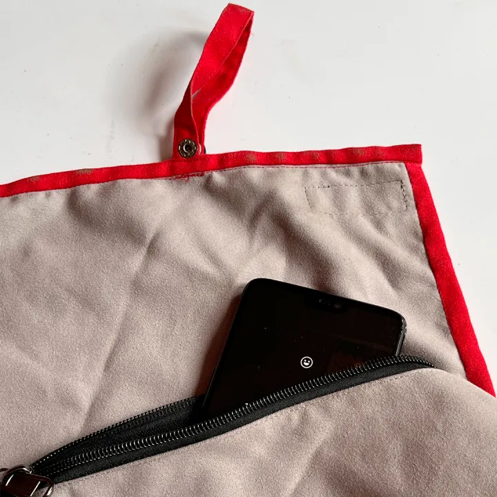 Chase%20Compact%20&%20Ultra%20Soft%20Microfiber%20Gym%20Hiking%20Travel%20Towel%20%7C%20Quick%20Dry%20-%20Super%20Absorbent%20&%20Lightweight%20with%20Loop%20and%20Zip%20Pocket%20(45%20x%2096%20cm,%20Grey)%20-%20Image%203