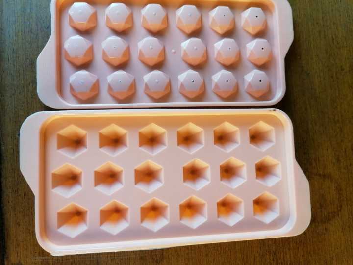 Ice%20Cube%20Tray%20Bin%20Ice%20Ball%20Maker%20Mold%20for%20Freezer%20with%20Container%20Mini%20Circle%20Ice%20Cube%20Tray%20Making%20Sphere%20Chilling%20Cocktail%20Whiskey%20Tea%20Coffee%20-%20Image%204
