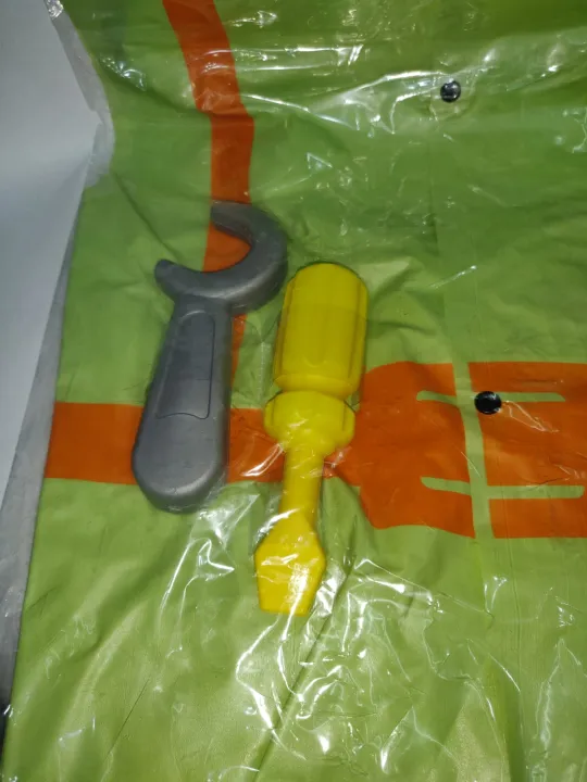 Engineer%20Dress%20Costume%20With%20Packing%20And%20Engineer%20Using%20Equipments%20-%20Image%206