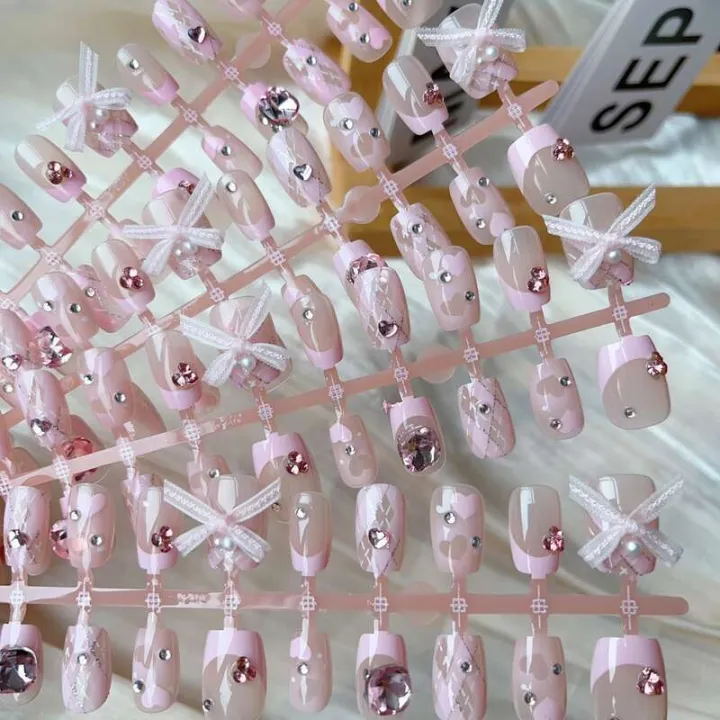 30%20pieces%20of%20handmade%20art,%20pink%20checkered%20bow,%20versatile%20and%20white%20highlighting,%20detachable%20finished%20nail%20strips%20-%20Image%203