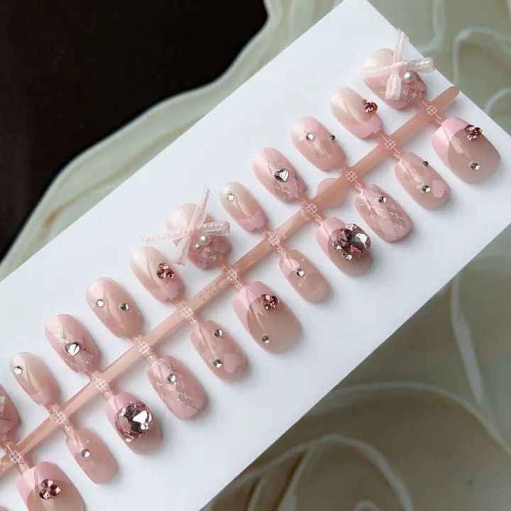 30%20pieces%20of%20handmade%20art,%20pink%20checkered%20bow,%20versatile%20and%20white%20highlighting,%20detachable%20finished%20nail%20strips%20-%20Image%202