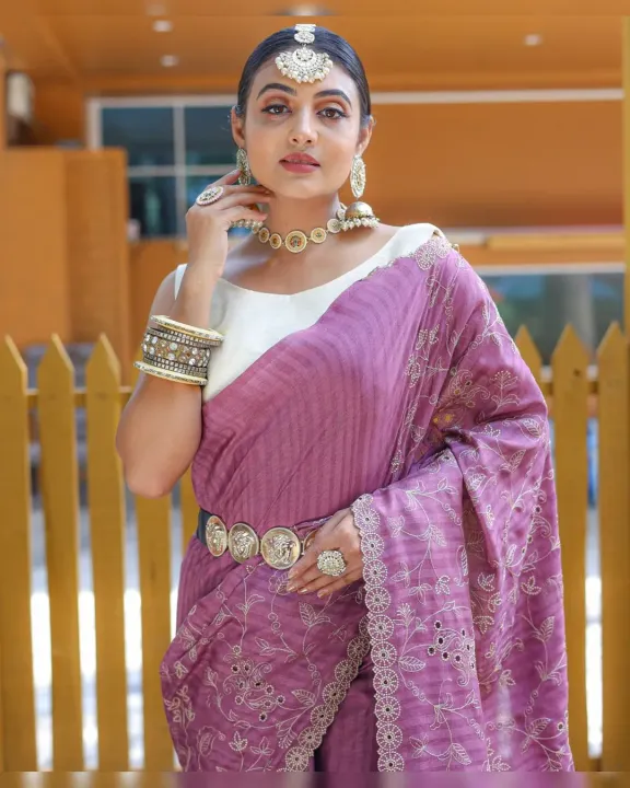 Elegant%20Pure%20Soft%20Silk%20Saree%20with%20Floral%20Thread%20Handwork%20&%20Designer%20Cutwork%20Border%20By%20Sapnaaz%20Fashion%20-%20Image%203