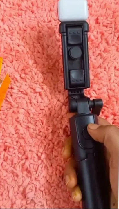 R1S/R1%20Bluetooth%20Extendable%20selfie%20stick%20with%20LED%20lights%20wireless%20Remote%20And%20Tripad%20Stand%20-%20Image%204