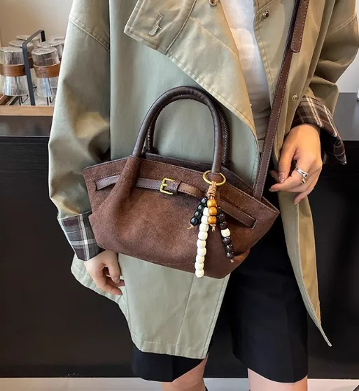 Pebbles%20Nepal%20%7C%20Classic%2090s%20Minimalist%20Shoulder%20Bag%20%7C%20Aesthetic%20Small%20Side%20Bag%20with%20Silk%20Scarf%20&%20Plushie%20Charm%20%7C%20Retro%20Baguette%20Handbag%20for%20Women%20-%20Image%204