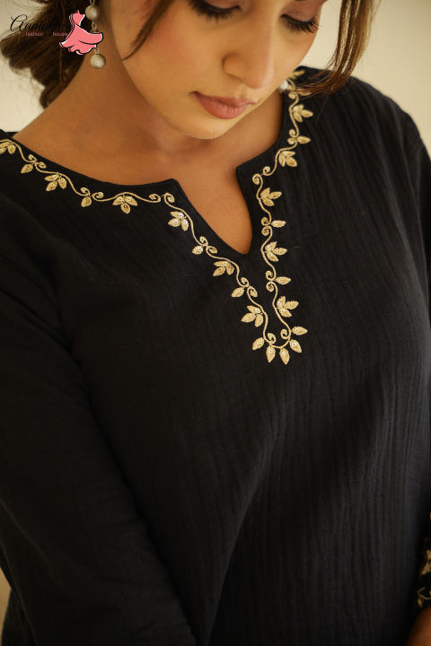 Aamayra%20Fashion%20House%20Black%20Coloured%20Short%20Kurti%20For%20Women%20-%20Image%202