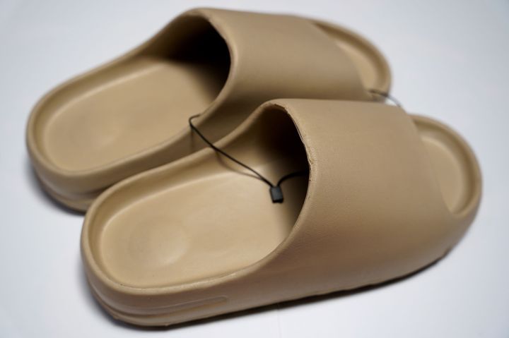Eva%20Made%20In%20Nepal%20Comfortable%20Trendy%20Slippers%20-%20Off%20White%20%7C%20Fashion%20%7C%20Non%20-%20Slippery%20Slippers%20For%20Men%20-%20Image%204