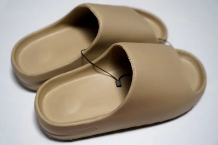 Eva%20Made%20In%20Nepal%20Comfortable%20Trendy%20Slippers%20-%20Off%20White%20%7C%20Fashion%20%7C%20Non%20-%20Slippery%20Slippers%20For%20Men%20-%20Image%204