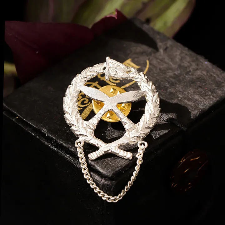 Hesse%20tisa%20Pure%20Silver%20Round%20Khukuri%20Design%20Brooch%20For%20Men%20-%20Image%205
