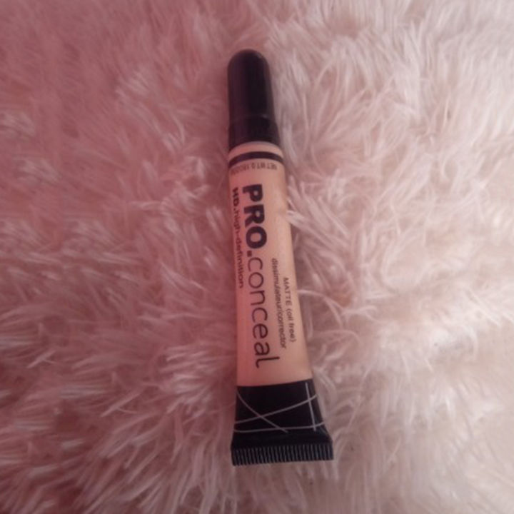 1%20Piece%20High%20Definition%20Pro.%20Concealer%20(HD%20Professional%20Conceal%205%20Gram)%20Oil%20Free%20For%20Dark%20Skin%20Tone%20-%20Image%203