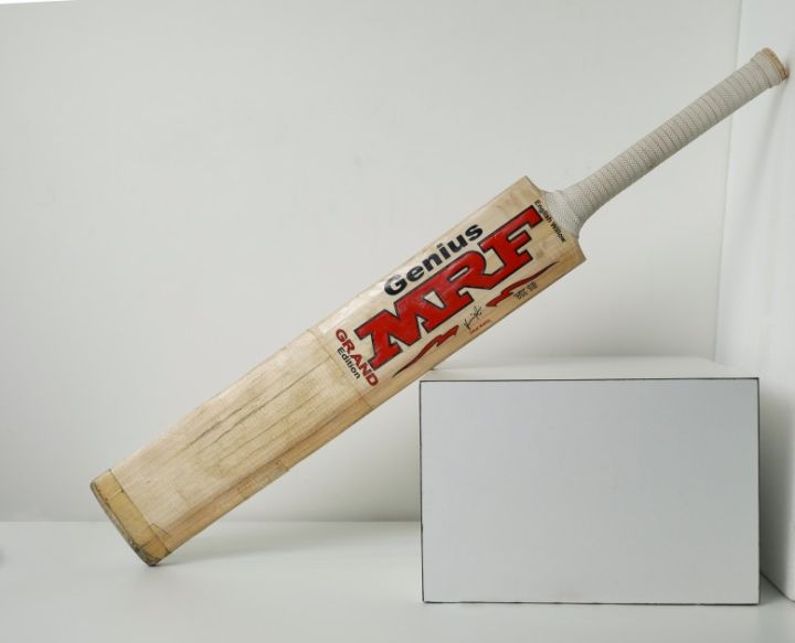 Virat%20Kohli%20Signed%20Cricket%20Deuce%20Ball%20Cricket%20Bat%20-%20Image%204