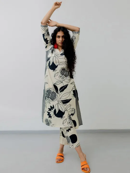 Fabdale%20White%20Floral%20Printed%20V-Neck%20Kurta%20Pant%20Co-ord%20Set%20%7C%20Wedding,%20Party%20&%20Festive%20Wear%20(RYEX009)%20-%20Image%203