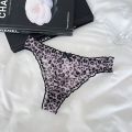Foreign trade factory directly approved European and American printed thongs, feminine tight seam charm, simple skin-friendly and comfortable briefs. 
