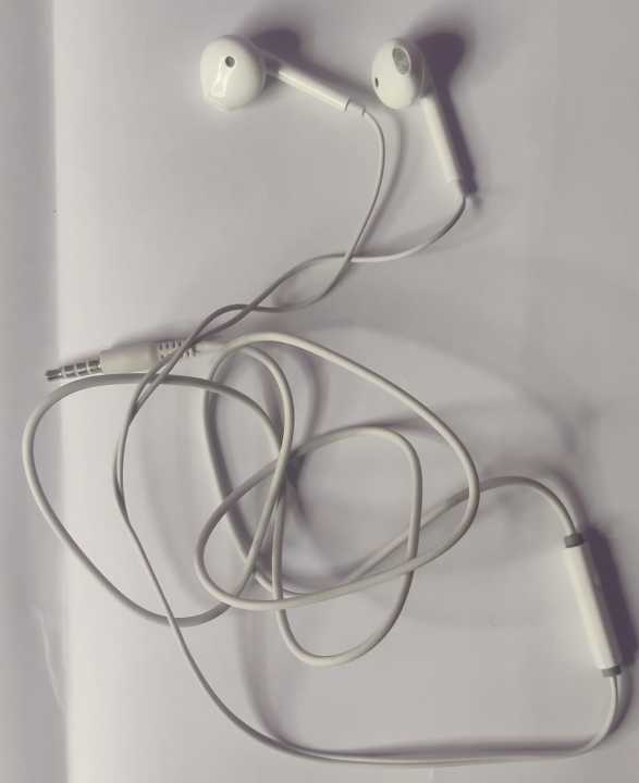 Wired%20in-Ear%20Earphone%20Especially%20For%20All%20Smartphones%20-%20Image%202