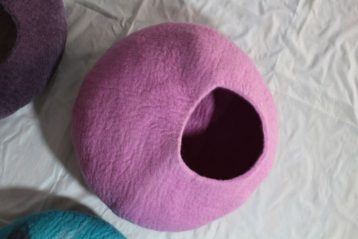 "Woolen%20Haven:%20Handcrafted%20Felt%20Cat%20House"%20-%20Image%205