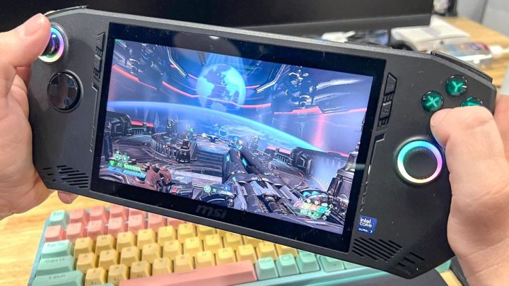 MSI%20Claw-A1M%20Handheld%20(Intel%20Core%20Ultra%205-135H%20%7C%2016GB%20RAM%20%7C%20512GB%20SSD%20%7C%207"%20FHD%20120Hz%20Touch%20Screen%20%7C%20100%25%20sRGB%20%7C%20Micro%20Keys%20&%20Triggers)%20-%20Image%202