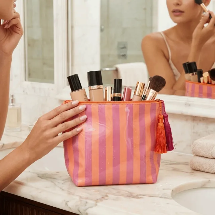 Waterproof%20Portable%20Fringed%20Travel%20Toiletry%20Bag%20Cute%20Design%20Zipper%20Closure%20PVC%20Striped%20Cosmetic%20Bag%20Large%20Capacity%20Glossy%20Makeup%20Brush%20Bag%20Wash%20Storage%20-%20Image%205