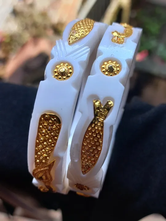 Gold%20Plated%20Sankha%20Pola%20Bangles%20For%20Women%20Conch%20Shell%20With%20Peacock%20Design%20Churi%20-%20Image%203