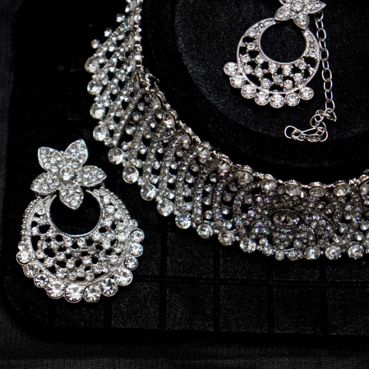 White%20Gold%20Plated%20AD%20Setting%20Floral%20Upper%20Hole%20Choker%20Set%20With%20Earring%20&%20Bindi%20-%20Image%204