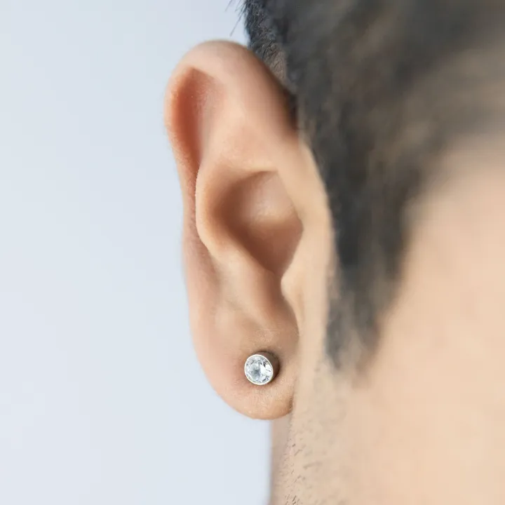 1%20Piece%20Shining%20Pure%20Silver%20Stud%20Earrings%20for%20Men,%20Boys,%20Women,%20and%20Girls%20with%20Clear%20Round%20Stone,%20Timeless%20and%20Elegant%20Design%20-%20Image%205