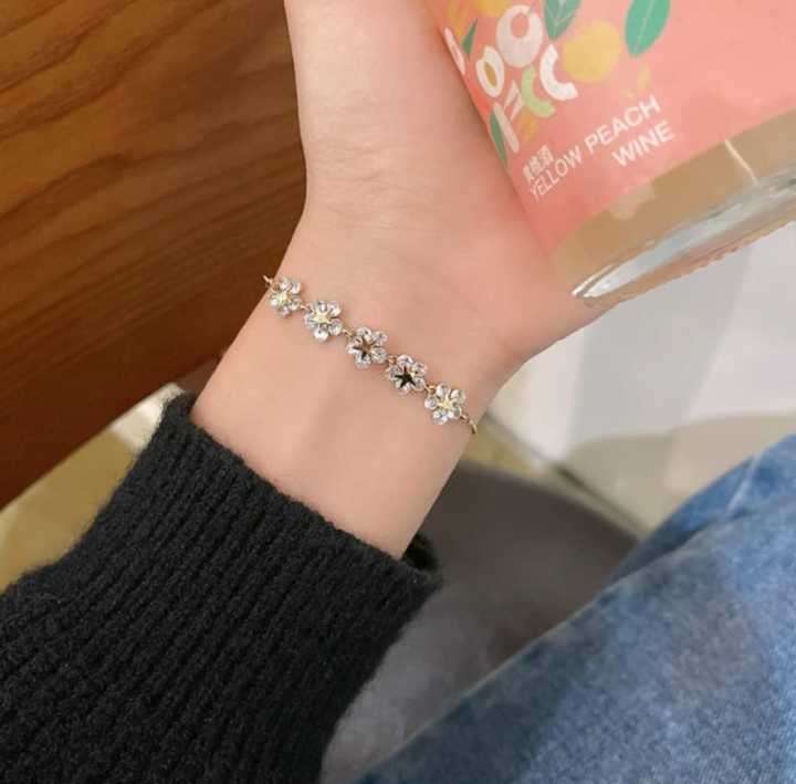 1Pcs%20Elegant%20Inlaid%20Rhinestone%20Korean%20Bracelet%20Fashion%20Gold%20Color%20Flower%20Charm%20Bracelet%20for%20Women%20Jewelry%20Accessories%20Party%20Gifts%20-%20Image%204