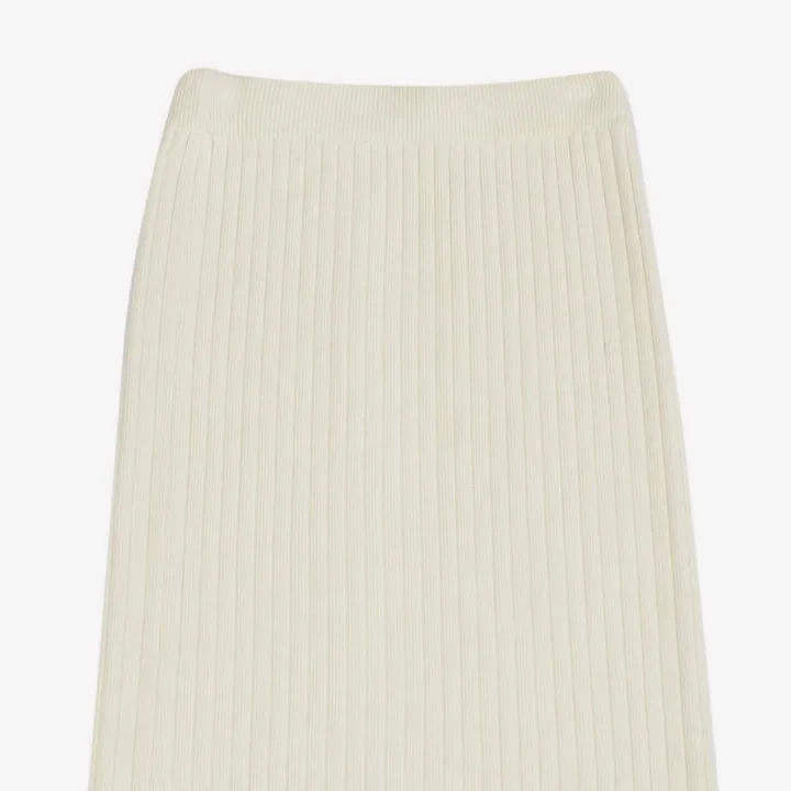 White%20Long%20Woolen%20Plain%20Design%20Skirt%20For%20Women%20-%20Image%203
