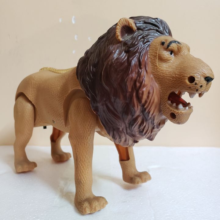 Battery%20operated%20Walking%20and%20Roaring%20Lion%20-%20Image%202