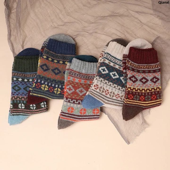 QianxiFifty%20percent%20discount%20Portable%20Winter%20Snow%20Boots%20Men's%20Fashion%20Colorful%20Style%20Thickened%20Men's%205%20New%20Specials%20Pair%20Cotton%20Socks%20Warm%20Men's%20Retro%20Socks%20and%20Autumn%20Warmth%20-%20Image%204