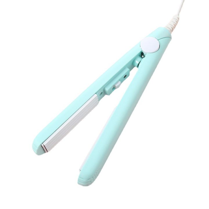 Professional%20Mini%20Hair%20Straightener%20%E2%80%93%20Titanium%20Flat%20Iron%20for%20Hair%20Styling%20&%20Straightening,%20Portable%20&%20High_Quality%20Hot%20Comb%20-%20Image%204