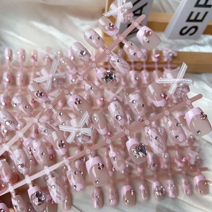 30%20pieces%20of%20handmade%20art,%20pink%20checkered%20bow,%20versatile%20and%20white%20highlighting,%20detachable%20finished%20nail%20strips%20-%20Image%204