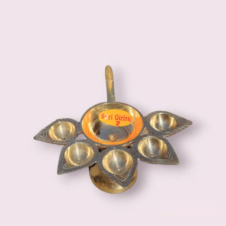 Brass%20Aarati%205%20mukhe%202.8%20inch%207%20cm%20with%20brass%20handle%20-%20Image%202