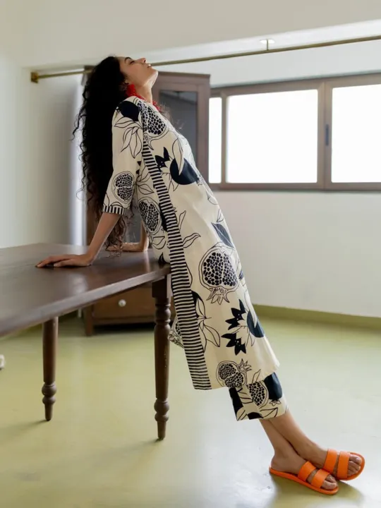 Fabdale%20White%20Floral%20Printed%20V-Neck%20Kurta%20Pant%20Co-ord%20Set%20%7C%20Wedding,%20Party%20&%20Festive%20Wear%20(RYEX009)%20-%20Image%2010