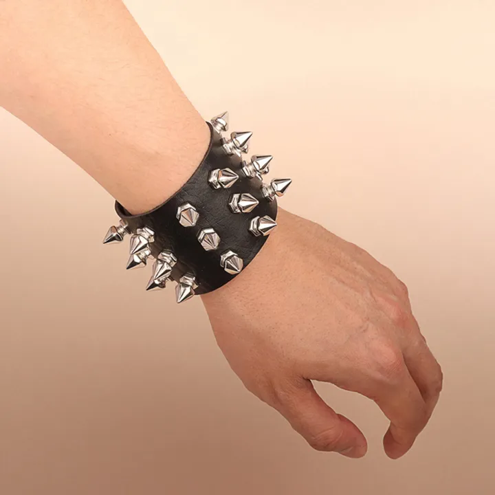 CARAT%20Punk%20style%20gothic%20bracelet%20decorated%20with%20rivets%20and%20easy%20to%20wear.%20-%20Image%204