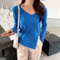 Women's new t-shirt spring top tide 2022 design sense niche V-neck long sleeve slit irregular base shirt. 