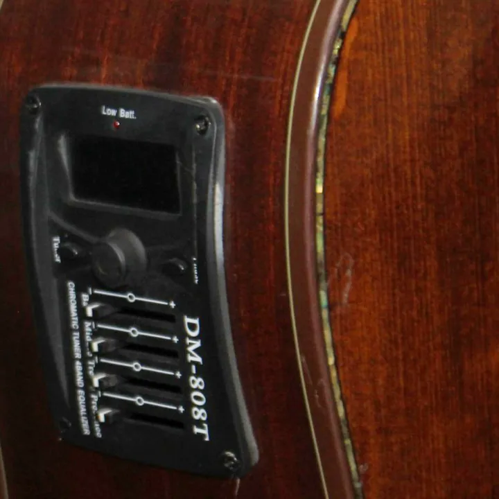 Dream%20Maker%20Acoustic%20Guitar%20305%20With%20Cover,%20String,%20Capo,%20Belt,%20Jackwire%20And%202%20Picks%20-%20Image%206