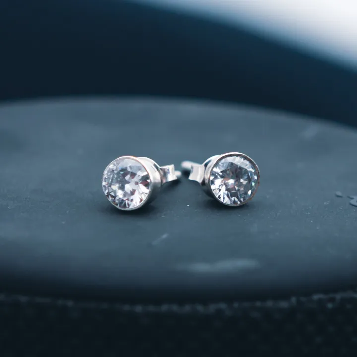 1%20Piece%20Shining%20Pure%20Silver%20Stud%20Earrings%20for%20Men,%20Boys,%20Women,%20and%20Girls%20with%20Clear%20Round%20Stone,%20Timeless%20and%20Elegant%20Design%20-%20Image%203