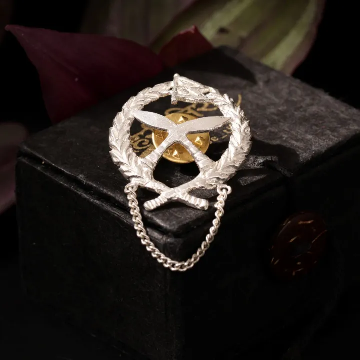 Hesse%20tisa%20Pure%20Silver%20Round%20Khukuri%20Design%20Brooch%20For%20Men%20-%20Image%206