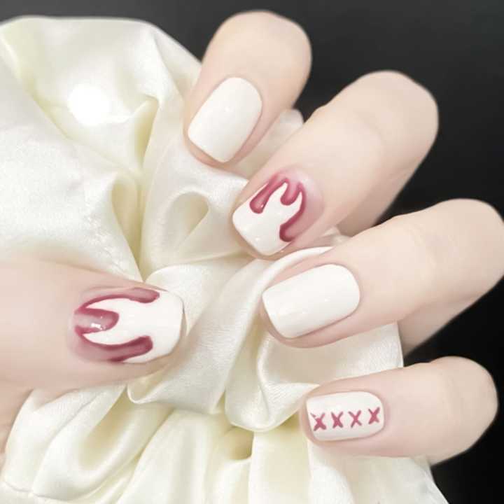 MAANGE 24Pcs White Pink Flame Fake Press On Nails With Glue & File PD79