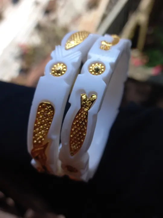 Gold%20Plated%20Sankha%20Pola%20Bangles%20For%20Women%20Conch%20Shell%20With%20Peacock%20Design%20Churi%20-%20Image%202