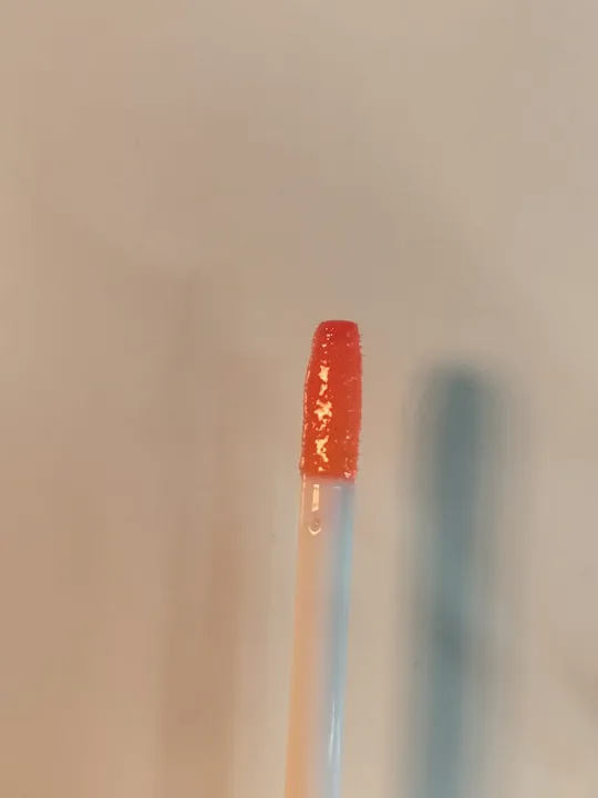 Kiss-Beauty%2024K%20Gold%20Magic%20Lip%20Gloss%20Oil%20Duo%20with%20Mirror%20-%20Image%203