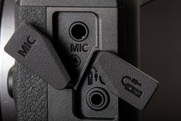 Canon%20Mirrorless%20Camera%20EOS%20R100%20(RF-S18-45mm%20f/4.5-6.3%20IS%20STM)%20-%20Image%204