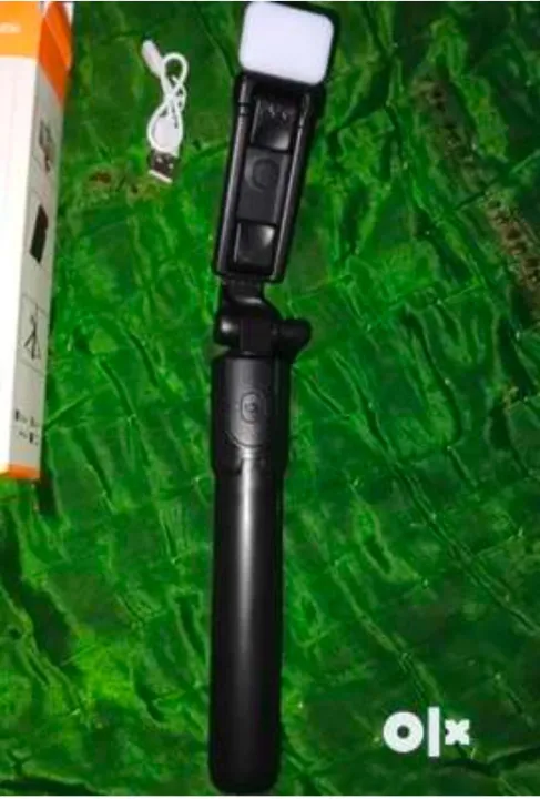 R1S/R1%20Bluetooth%20Extendable%20selfie%20stick%20with%20LED%20lights%20wireless%20Remote%20And%20Tripad%20Stand%20-%20Image%206