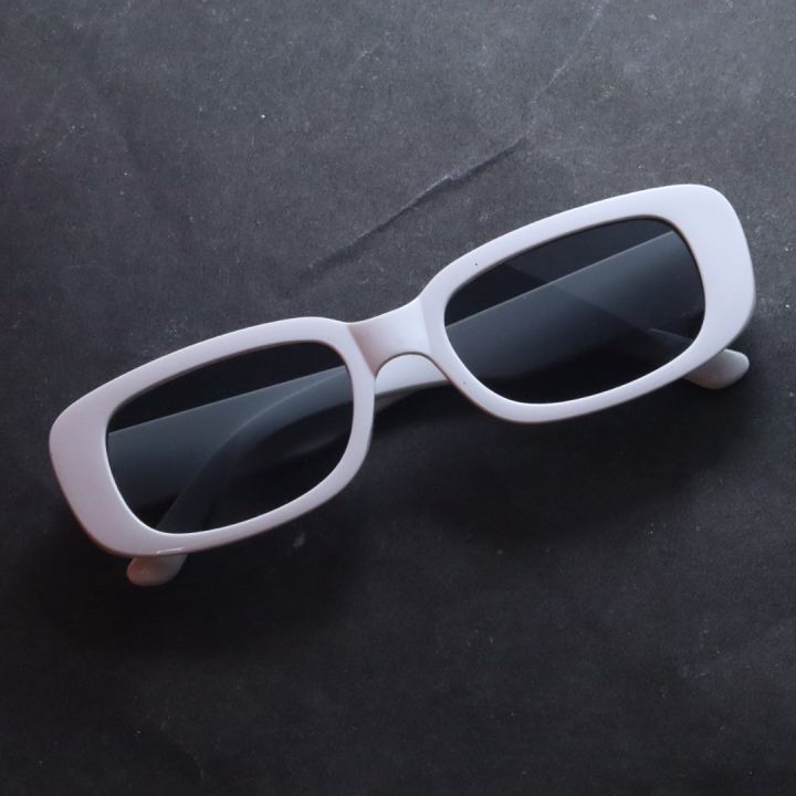 Black%20Frame%20Fashionable%20Sunglasses%20For%20Women%20-%20Image%202