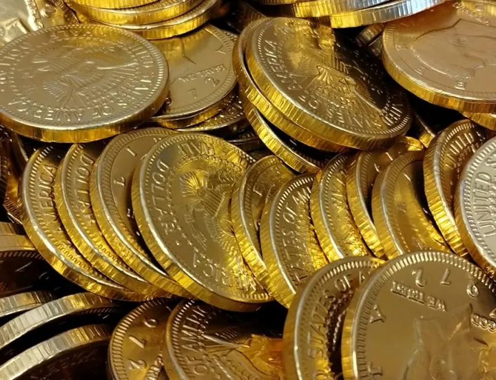 Veganic%20Chocolate%20Coins%2020%20Pieces%20of%20Loose%20Toffee%20%7C%20Gold%20Coin%20Chocolates%20Packet%20%7C%20Milk%20Chocolate%20Chips%20%7C%20Chocolate%20Golden%20Coin%20For%20Kids%20%7C%20Chocolate%20Gelt%20Dollar%20-%20Image%203