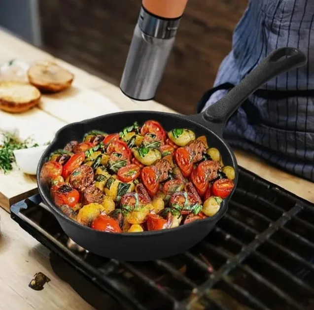 Cast%20Iron%20Skillet%20Pre-Seasoned%20Frying%20Pan%20Round%20Non%20Stick%20Griddle%20w/%20Long%20Handle%20-%20Image%203